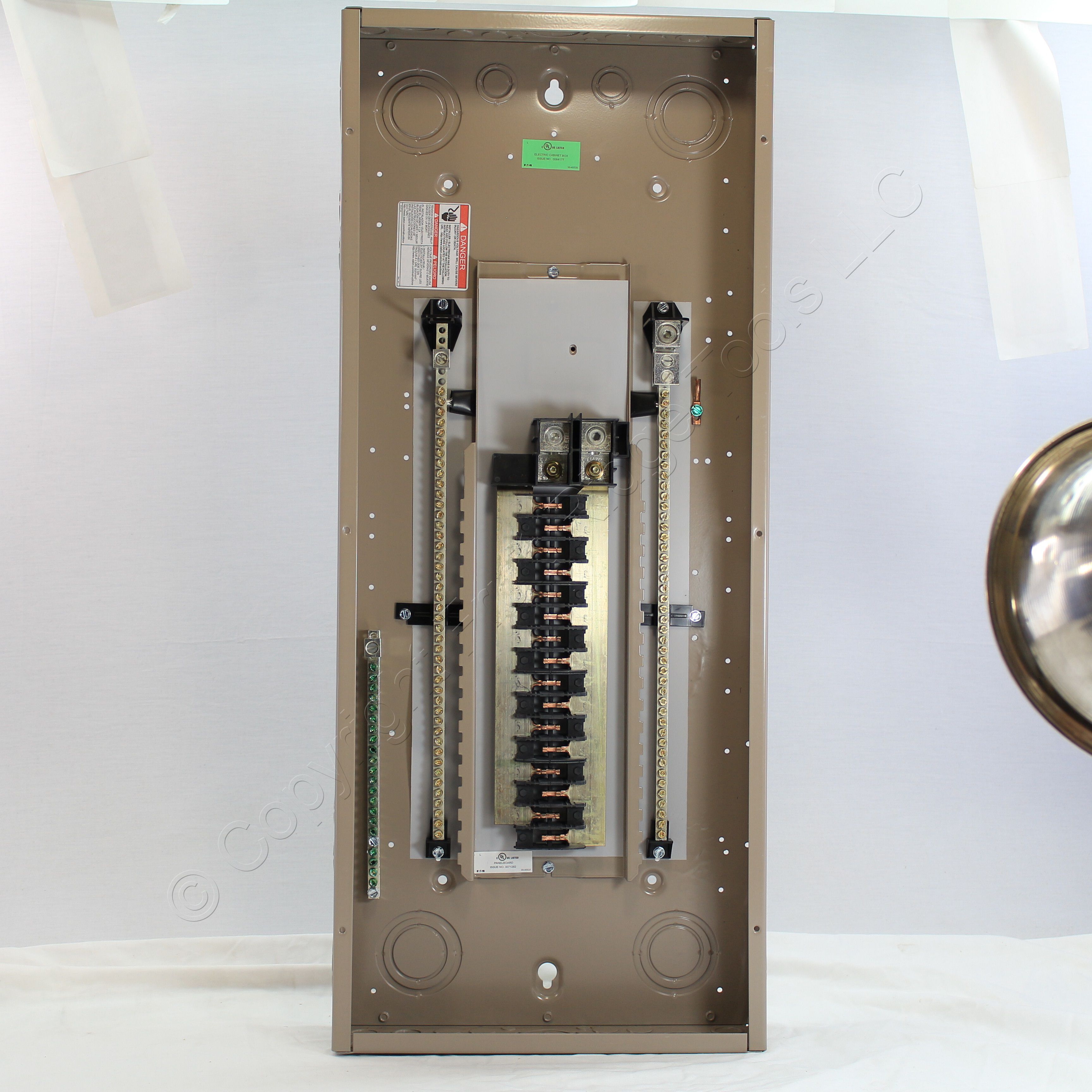 Eaton CH32NLPN225J 225Amp 32Space PlugOn Neutral Main Lug Subpanel w