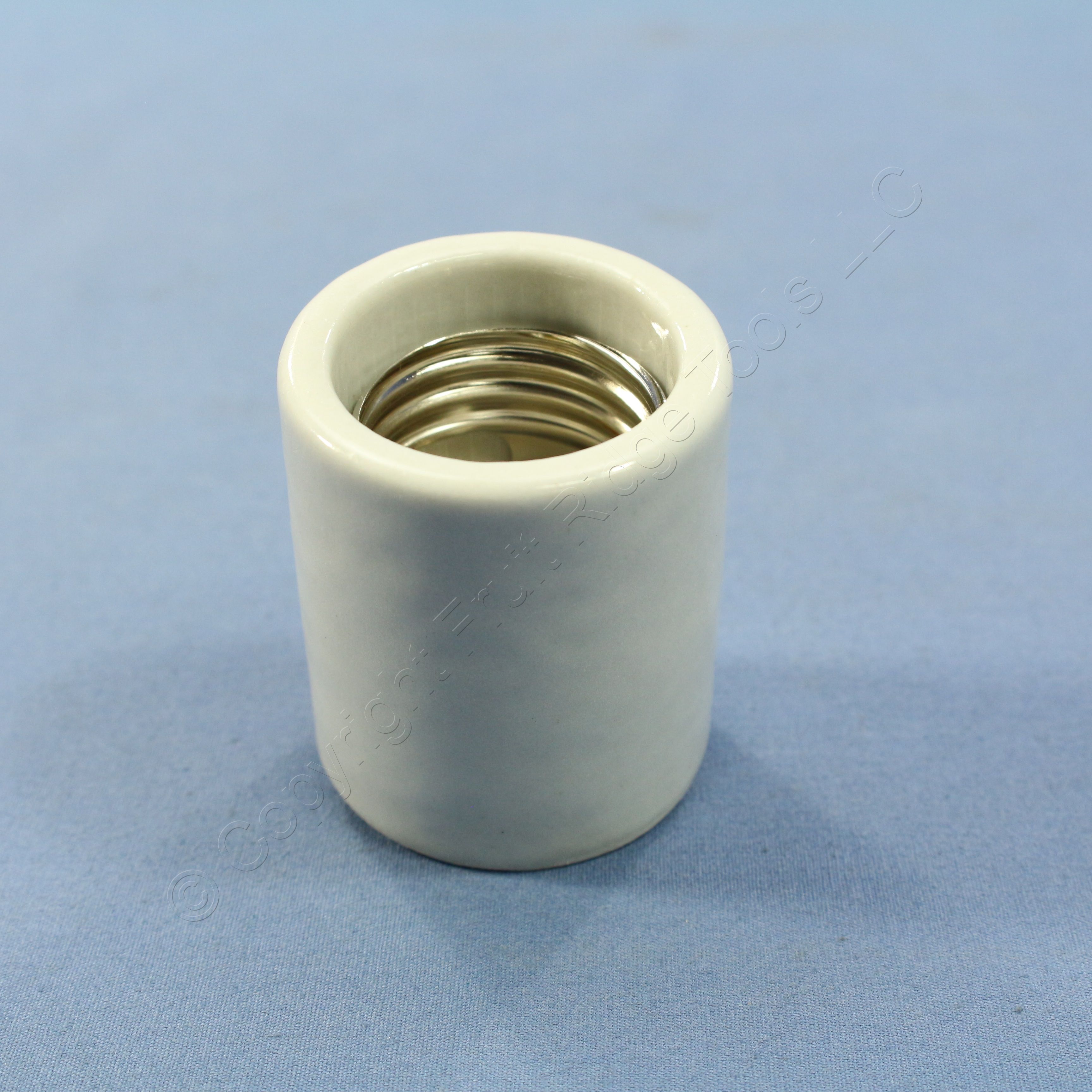 Leviton Medium Base Grounded Porcelain Lampholder Light Socket 660W